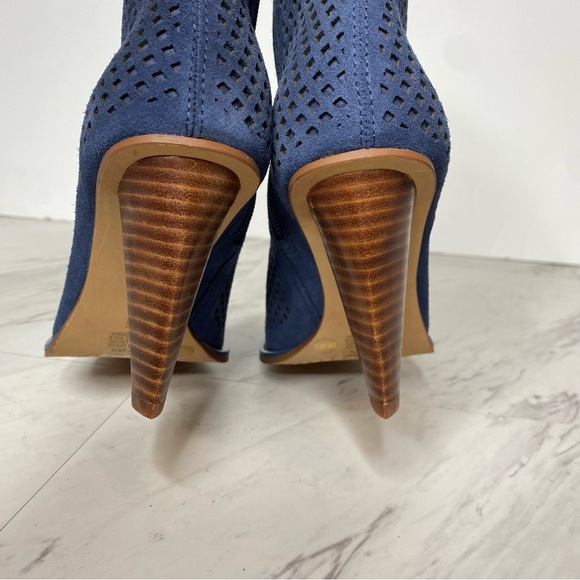 Vince Camuto Yolandal Blue Cutout Suede Pointy Toe Heeled Bootie 6M - Picture 4 of 14